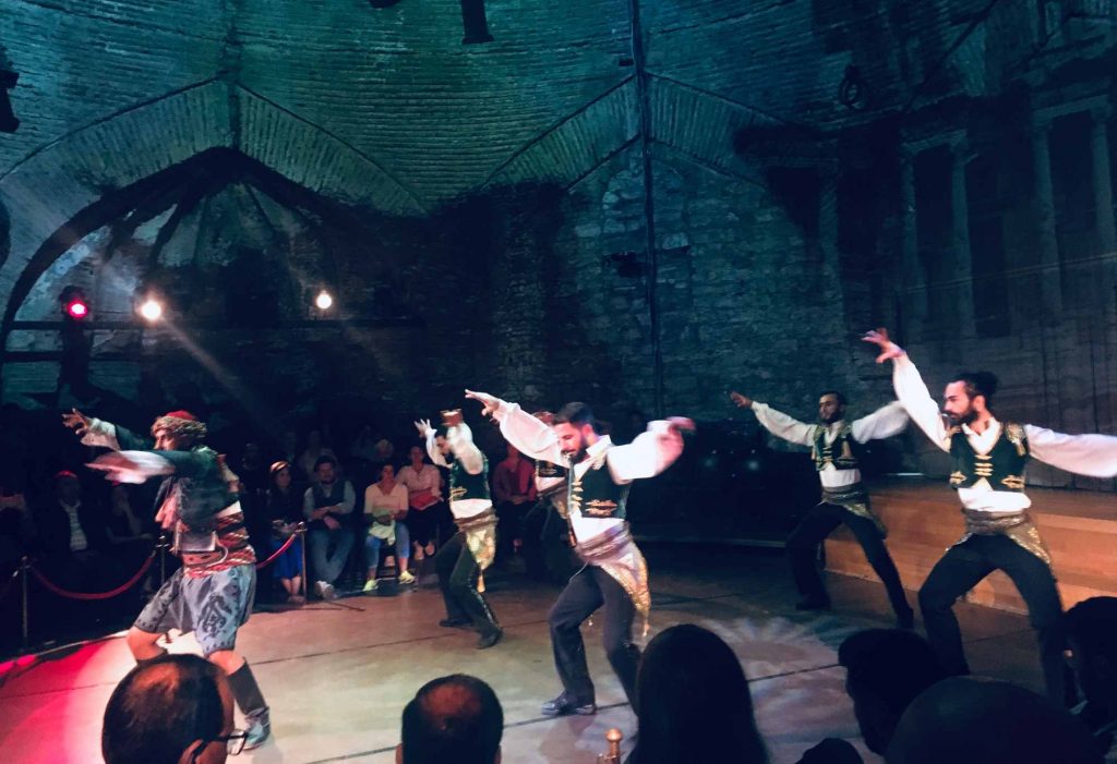Vystúpenie tanečníkov v tureckom hammame v Istanbule